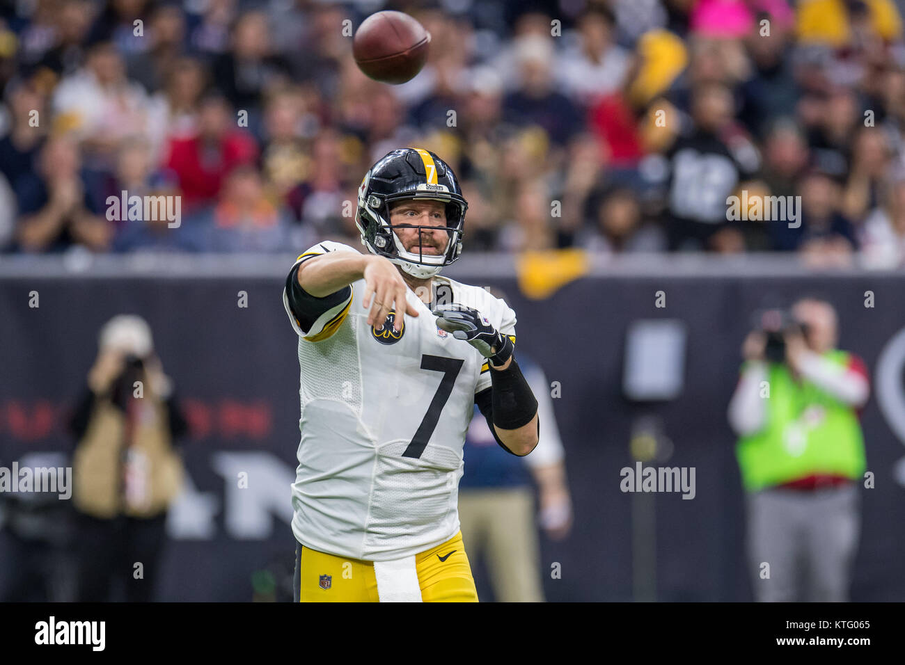 Houston, TX, Stati Uniti d'America. 25 Dic, 2017. Pittsburgh Steelers quarterback Ben Roethlisberger (7) passa nel corso del primo trimestre di NFL di una partita di calcio tra la Houston Texans e Pittsburgh Steelers a NRG Stadium di Houston, TX. Trask Smith/CSM/Alamy Live News Foto Stock