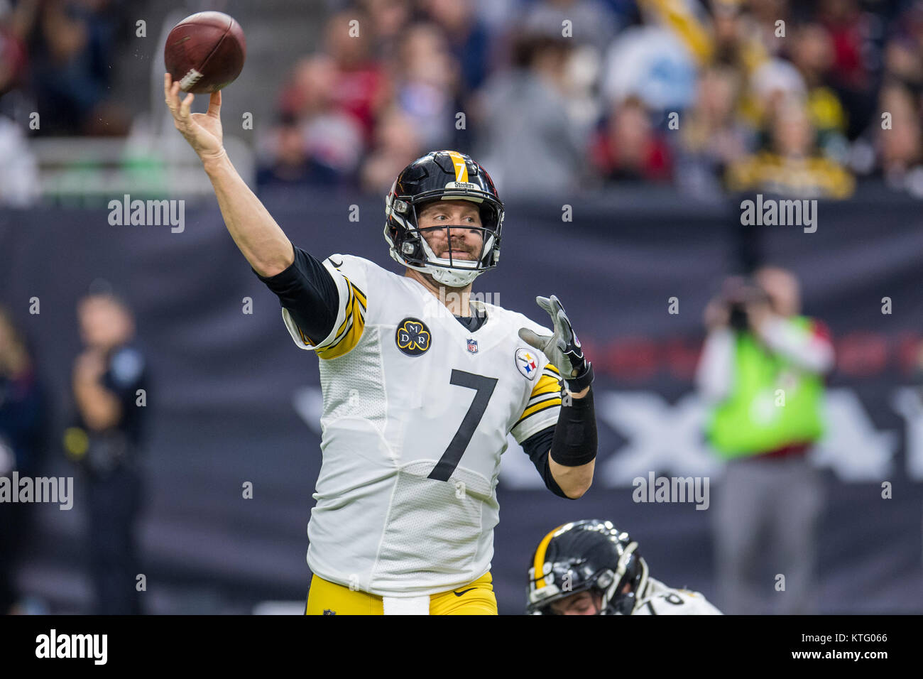 Houston, TX, Stati Uniti d'America. 25 Dic, 2017. Pittsburgh Steelers quarterback Ben Roethlisberger (7) passa nel corso del primo trimestre di NFL di una partita di calcio tra la Houston Texans e Pittsburgh Steelers a NRG Stadium di Houston, TX. Trask Smith/CSM/Alamy Live News Foto Stock