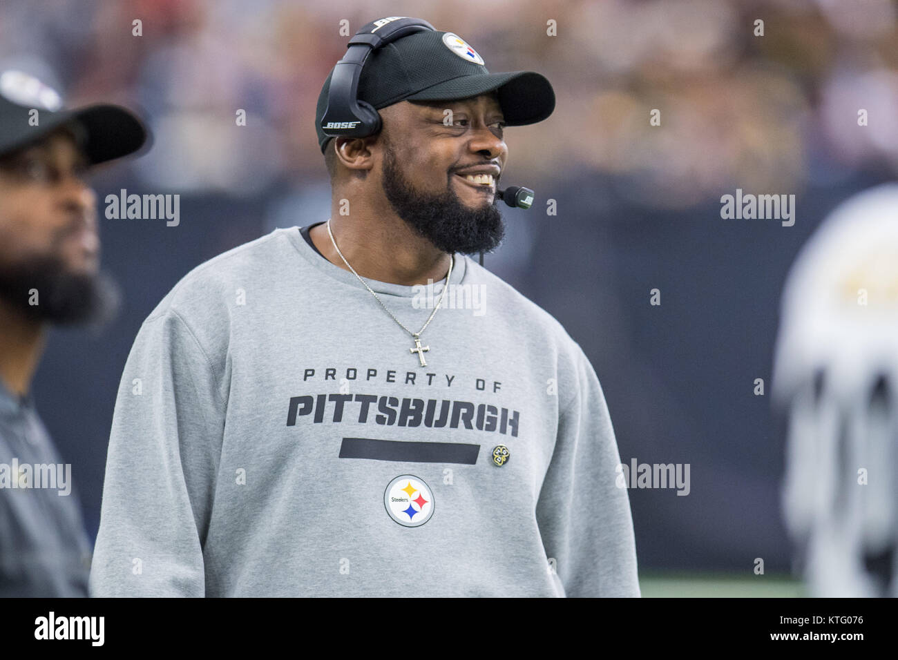 Houston, TX, Stati Uniti d'America. 25 Dic, 2017. Pittsburgh Steelers capo allenatore Mike Tomlin sorrisi durante il primo trimestre di NFL di una partita di calcio tra la Houston Texans e Pittsburgh Steelers a NRG Stadium di Houston, TX. Trask Smith/CSM/Alamy Live News Foto Stock