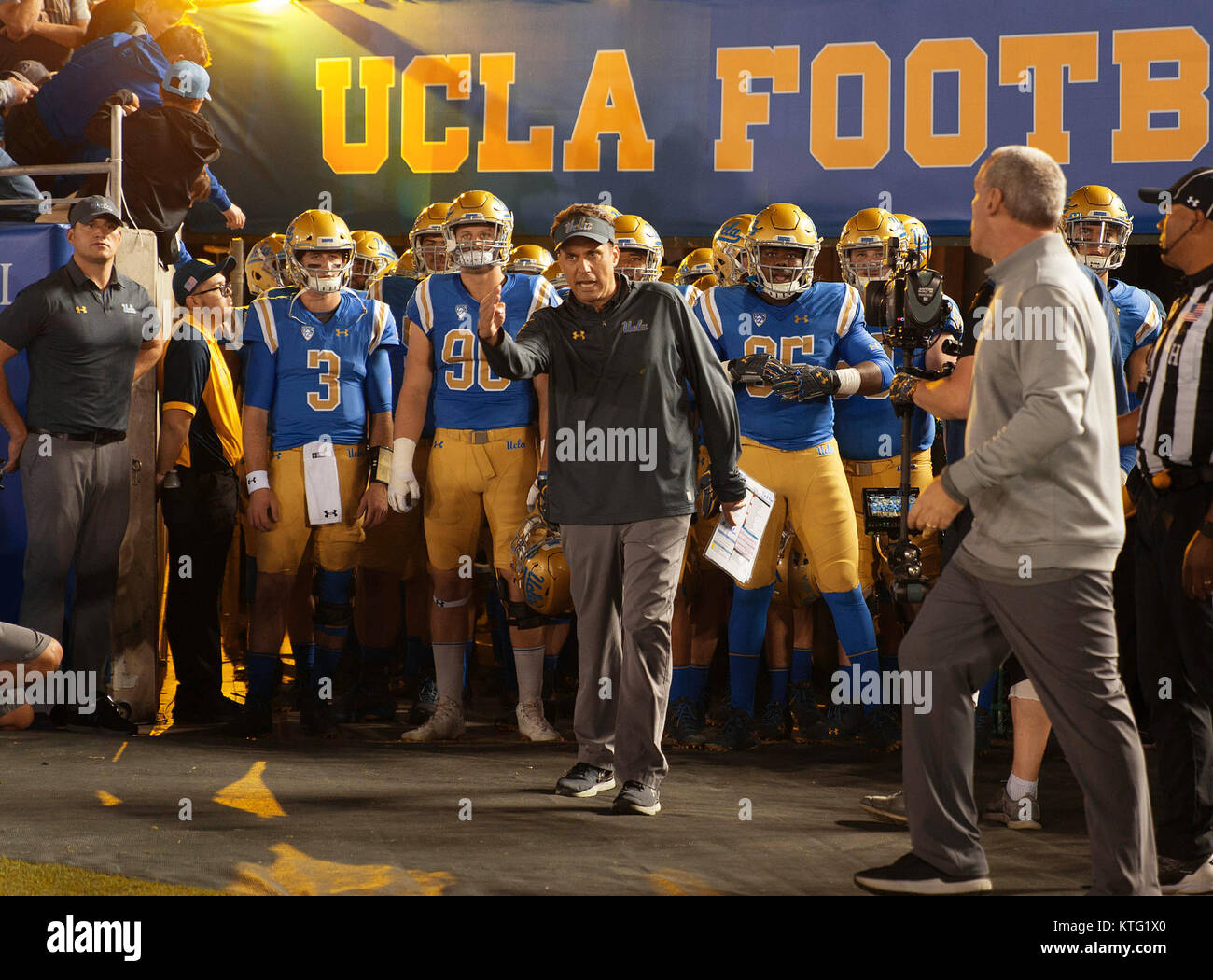 Pasadena, CA. 24 Novembre, 2017. UCLA interim head coach Jedd Fisch ottiene pronto a portare il suo team sul campo prima del gioco tra il Cal Bears vs la UCLA Bruins. UCLA sconfitto Cal 30-27 venerdì 24 novembre 2017 presso il Rose Bowl a Pasadena, in California. (Obbligatorio Credito: Juan Lainez/MarinMedia.org/Cal Sport Media) (completare il fotografo e il credito richiesto) Credito: csm/Alamy Live News Foto Stock