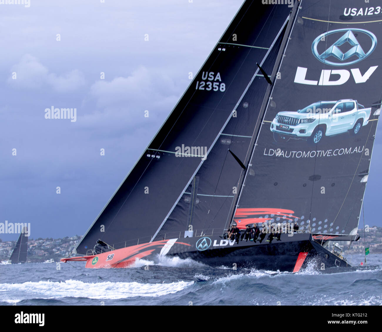 Sydney, Australia. Il 26 dicembre 2017. Rolex Sydney Hobart Yacht Race 2017. Uno dei favoriti - LDV Comanche. Anthony Bolack/Alamy Live News Foto Stock