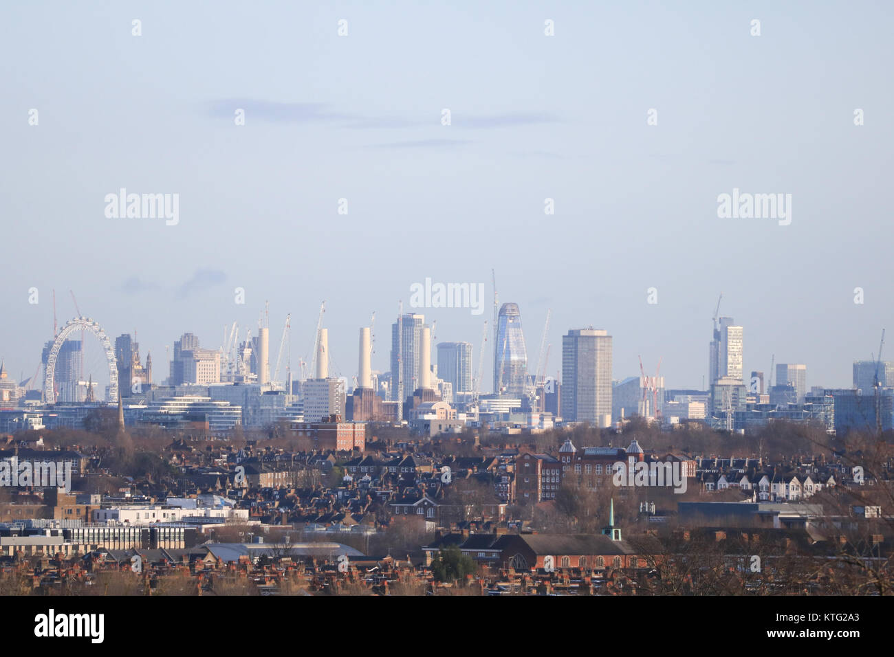 Londra REGNO UNITO. Il 26 dicembre 2017. Regno Unito: Meteo skyline di Londra e le attrazioni turistiche si vede da Wimbledon è bagnata dal sole mattutino sul Boxing Day Credit: amer ghazzal/Alamy Live News Foto Stock