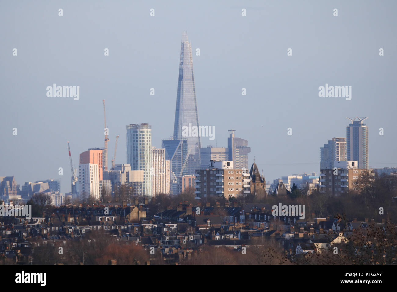 Londra REGNO UNITO. Il 26 dicembre 2017. Regno Unito: Meteo London Shard distretto finanziario visto da Wimbledon è bagnata dal sole mattutino sul Boxing Day Credit: amer ghazzal/Alamy Live News Foto Stock