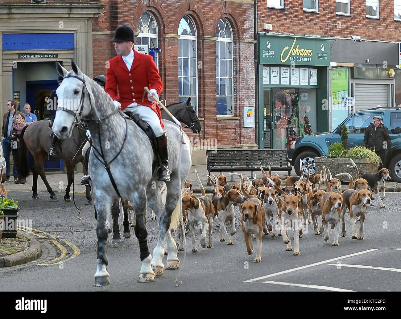 Northallerton. North Yorkshire. Regno Unito. Il 26 dicembre, 2017. I segugi arrivano. Hurworth Hunt. Northallerton. North Yorkshire. Regno Unito. 26/12/2017. Credito: Sport In immagini/Alamy Live News Foto Stock