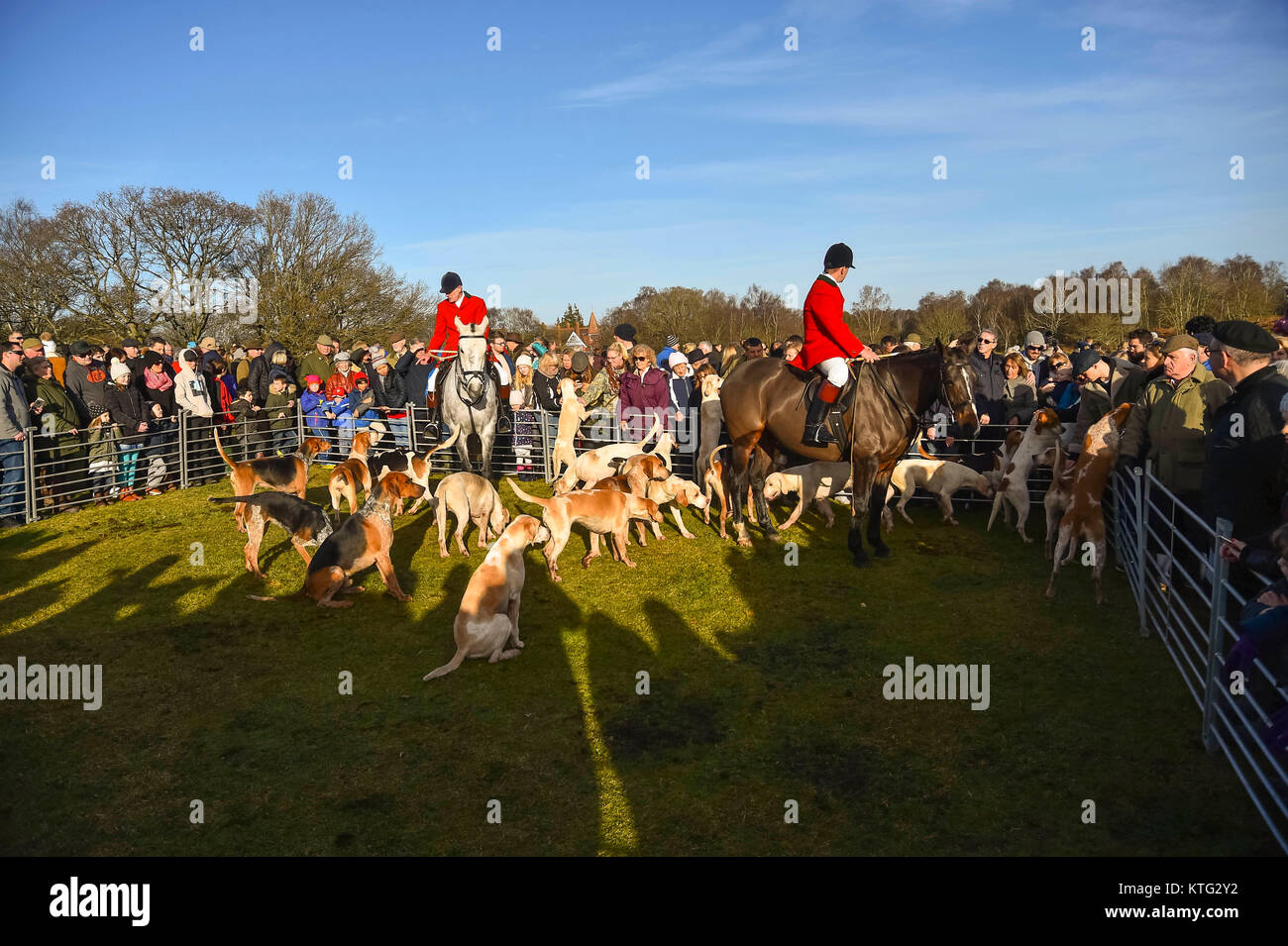 Lyndhurst, Hampshire, Regno Unito. Il 26 dicembre 2017. New Forest Hunt si incontra per loro Boxing Day caccia al Boltons banco a Lyndhurst in Hampshire. La caccia con i segugi incontrano il pubblico. Credito Foto: Graham Hunt/Alamy Live News Foto Stock