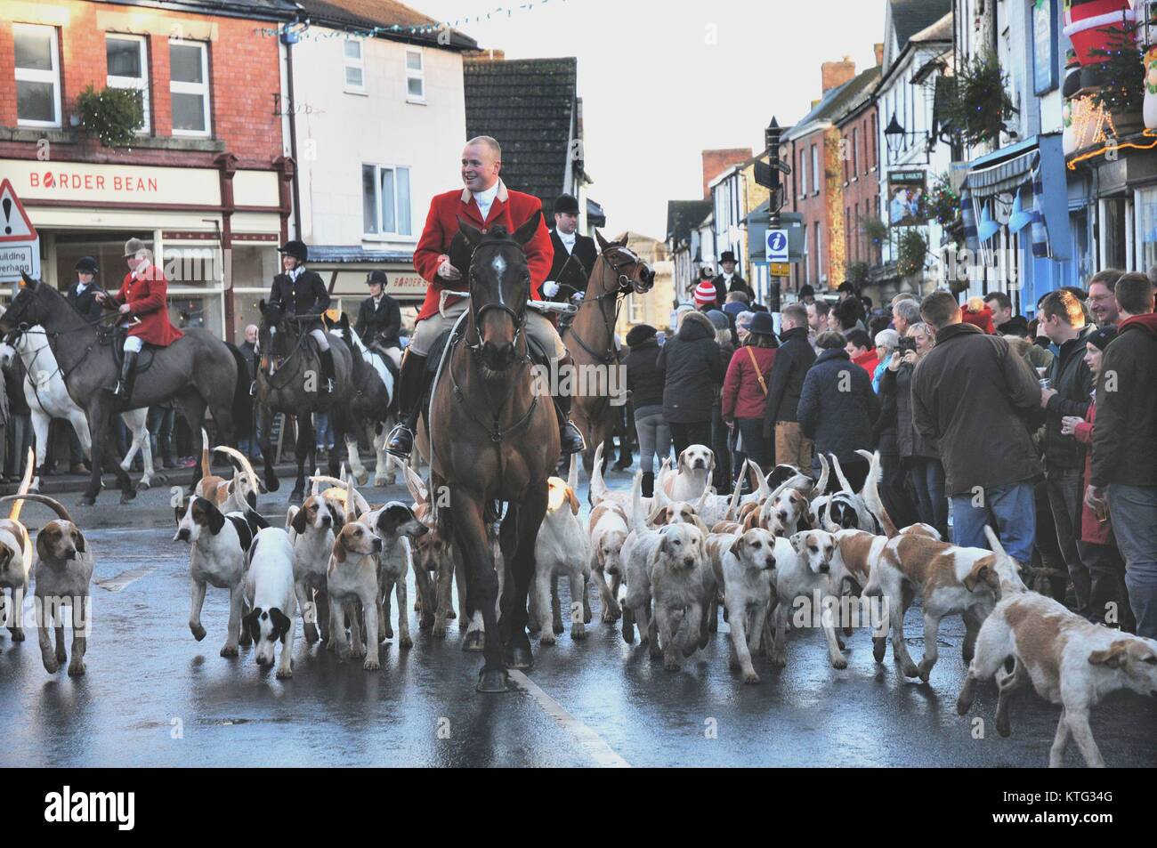 KINGTON, Inghilterra, Regno Unito 26thth dicembre 2017 il tradizionale Radnor e West Herefordshire Boxing Day Hunt arriva in Mill Street a Kington, Herefordshire, UK. Foto Stock