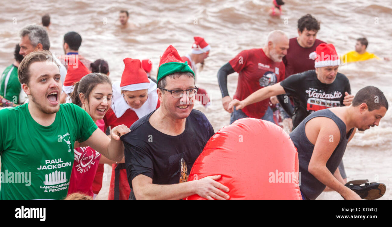 Sidmouth, Devon 26 Dic 17 Brrrrr! Centinaia braved il congelamento di mare freddo per unire l'annuale Boxing Day nuotare a Sidmouth Devon. Foto centrale / Alamy Live News Foto Stock