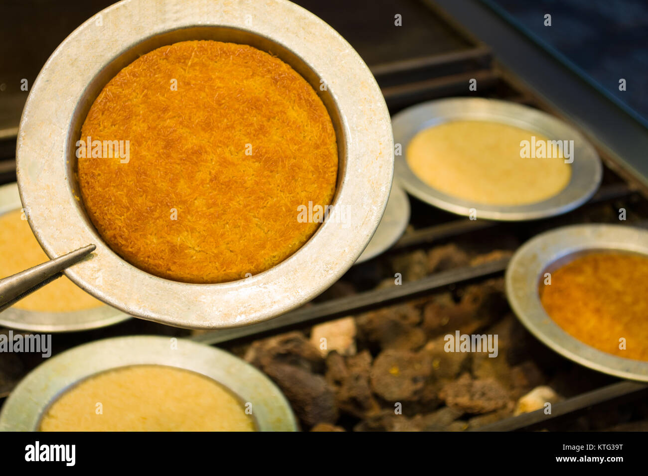 Dolce turco kunefe, kunafa, kadayif con polvere di pistacchi e formaggio hot mangiato un dolce Foto Stock