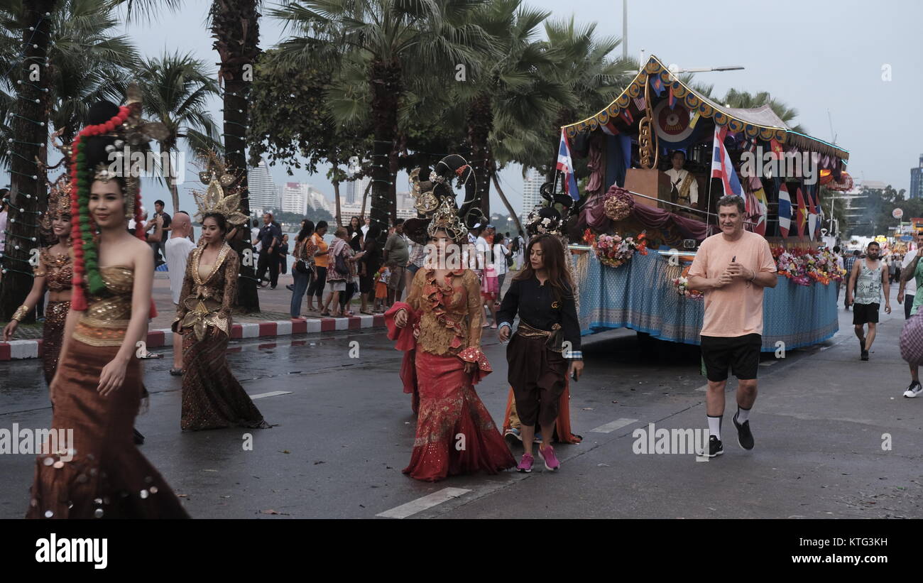 ASEAN Navy Parade 50th Anniversary International Fleet Week 2017 Pattaya Beach Thailandia Swabbie marcia in discesa pioggia Weather Pass in Review Foto Stock