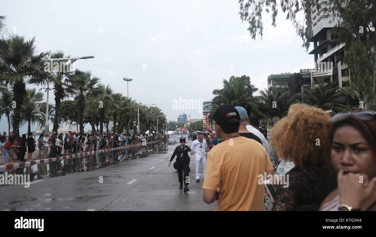 ASEAN Navy Parade 50th Anniversary International Fleet Week 2017 Pattaya Beach Thailandia Swabbie marcia in discesa pioggia Weather Pass in Review Foto Stock