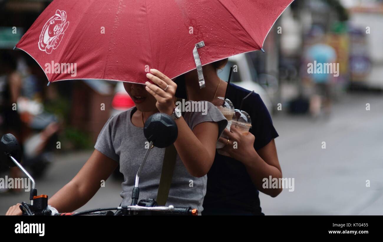 Pattaya Thailandia più pericoloso incrocio Soi Buakhao, Soi Diana e Soi Lengkee nuova Area turistica ombrello rosso Foto Stock