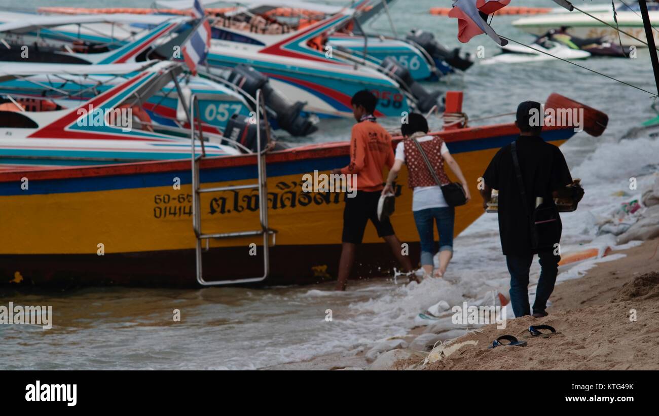 Speed Boats Golfo della Thailandia Shoreline a Beach Road Pattaya Thailandia Foto Stock
