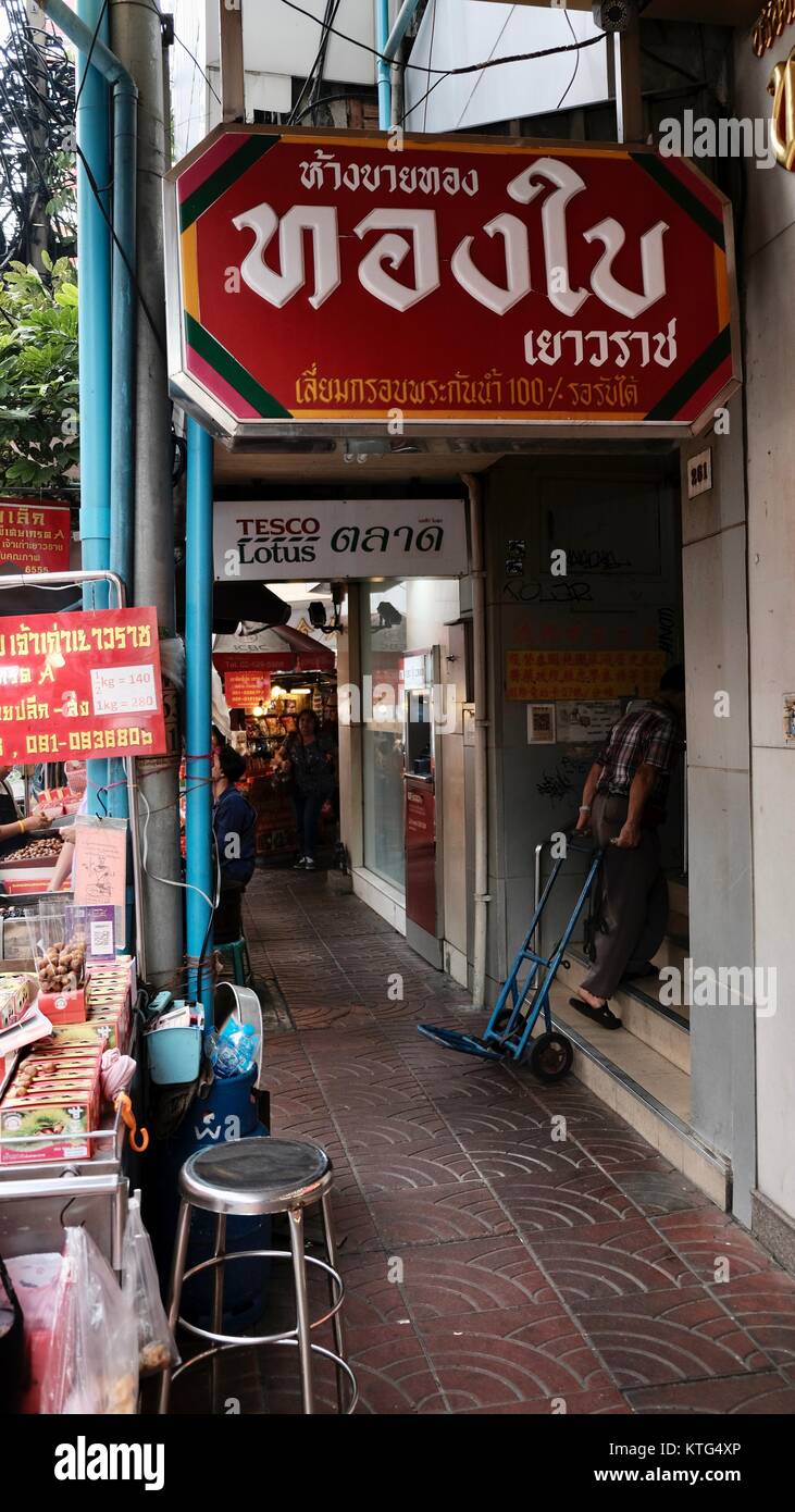 Al piano superiore secondo piano al Tesco Lotus Chinatown Yaowarat Road Travel Bangkok Thailandia ristoranti a prezzi accessibili come siete Foto Stock