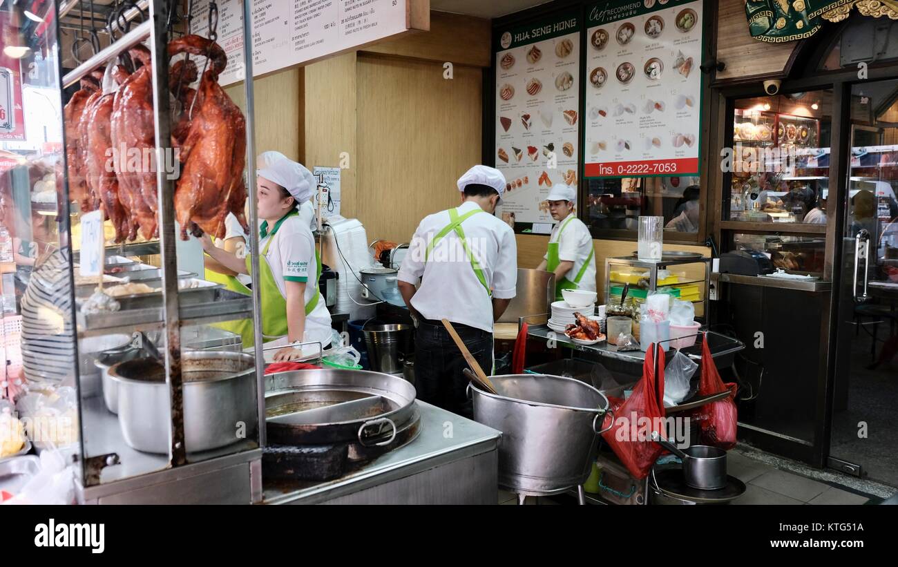 Chef Cinesi che cucinano all'esterno davanti al Ristorante Hua Seng Hong, Chinatown Bangkok Thailandia Foto Stock