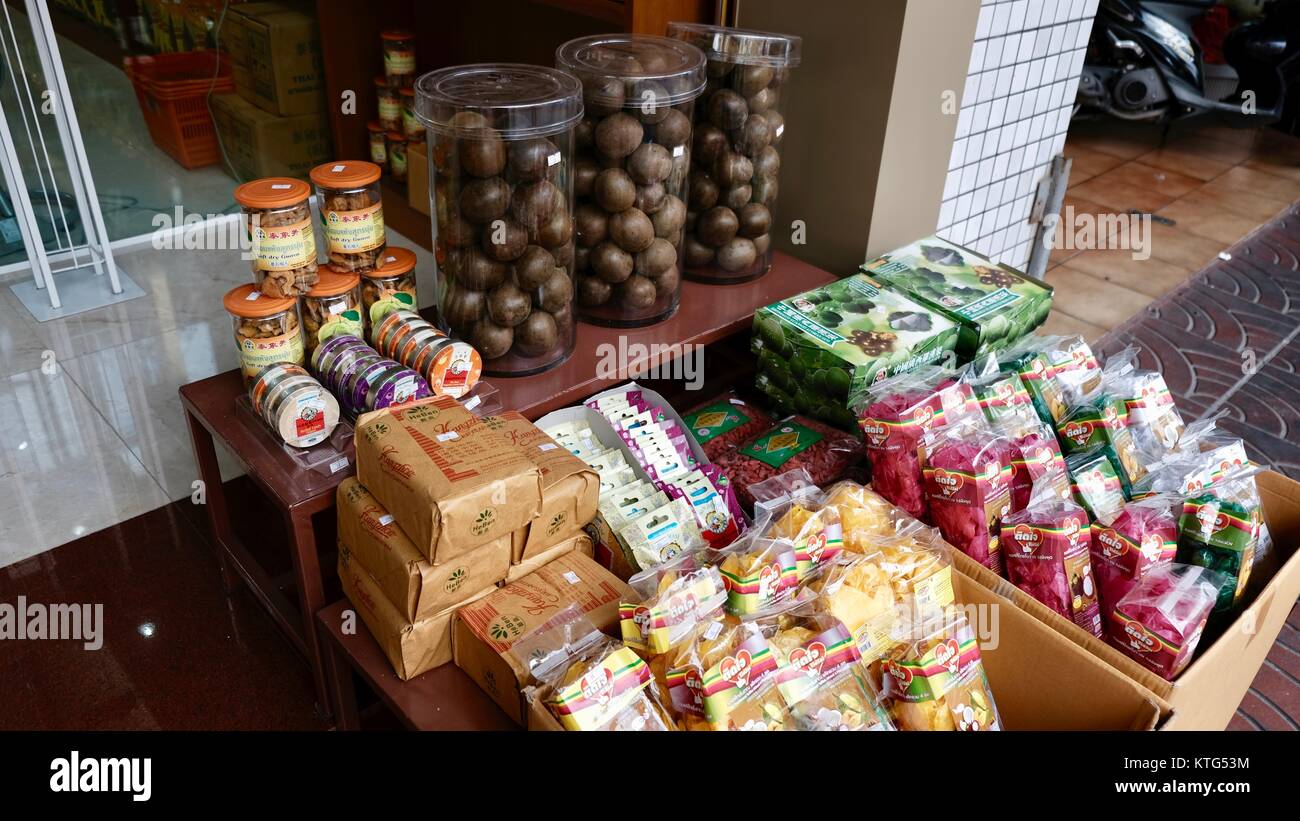 Grab and Go Take away snack Food Table Open Alow incomeir sul marciapiede Bangkok Thailandia Foto Stock