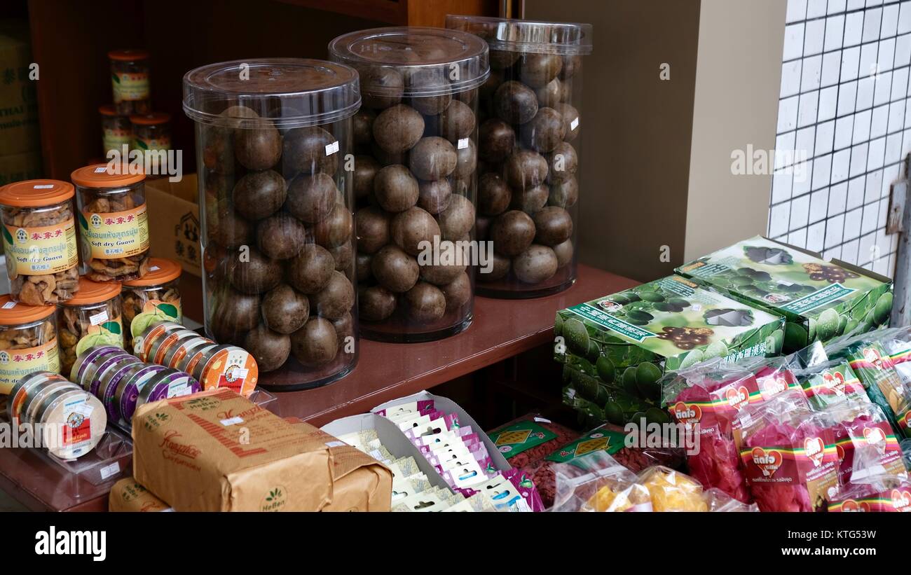 Grab and Go Take away snack Food Table Open Alow incomeir sul marciapiede Bangkok Thailandia Foto Stock