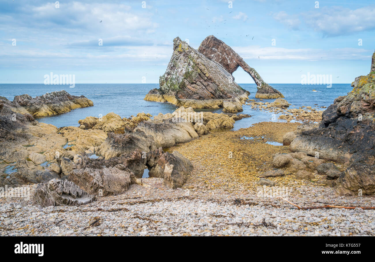 Archetto del violino di roccia naturale di mare arco in prossimità Portknockie sulla costa nord-orientale della Scozia. Foto Stock