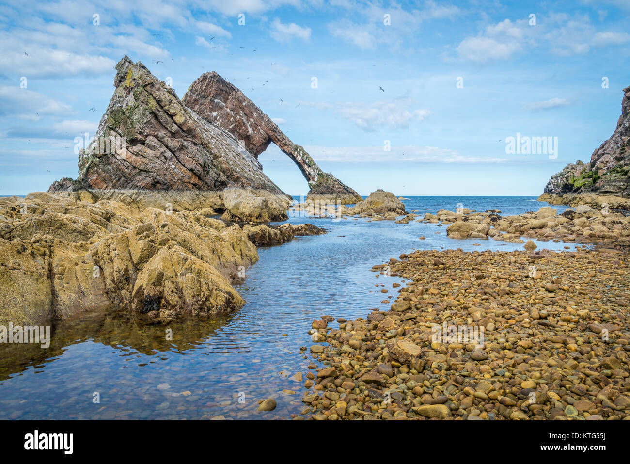 Archetto del violino di roccia naturale di mare arco in prossimità Portknockie sulla costa nord-orientale della Scozia. Foto Stock