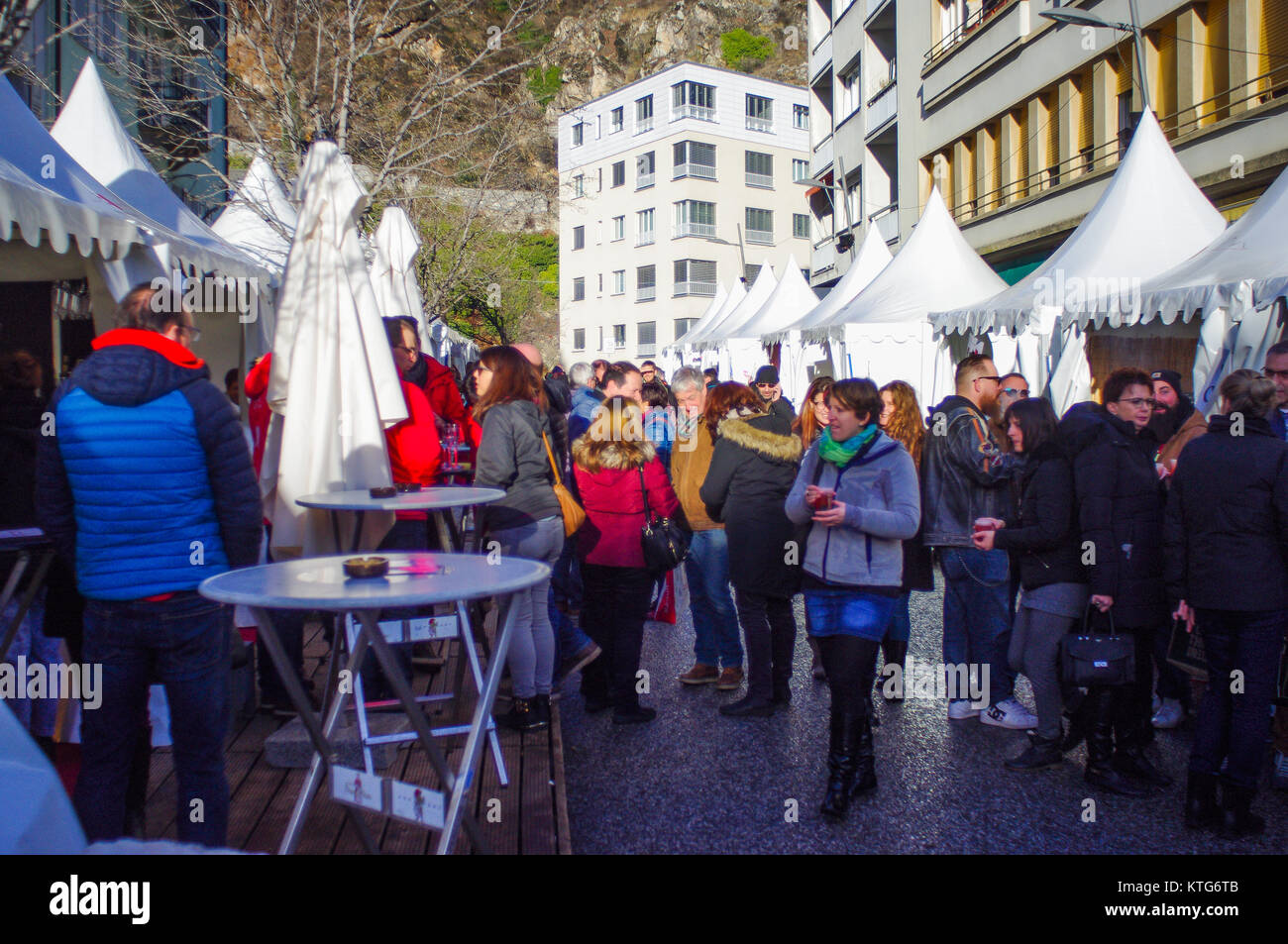 La gente fuori per le Marche de Noel Sion dove sono Chistmas shopping. Foto Stock