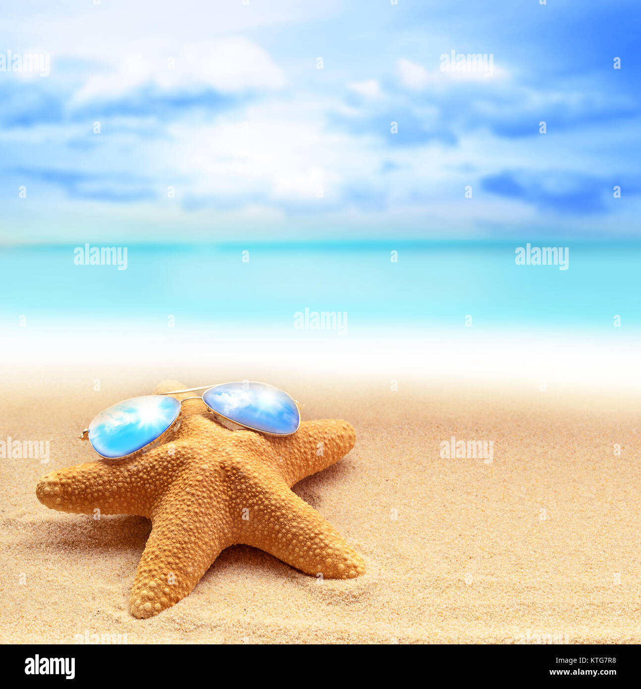 Starfish in occhiali da sole sulla spiaggia sabbiosa a Sfondo oceano Foto Stock