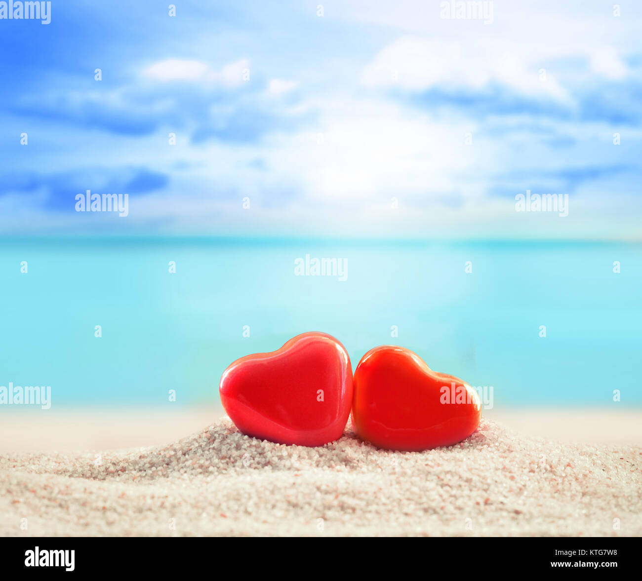 Due cuori rossi sulla spiaggia di estate Foto Stock