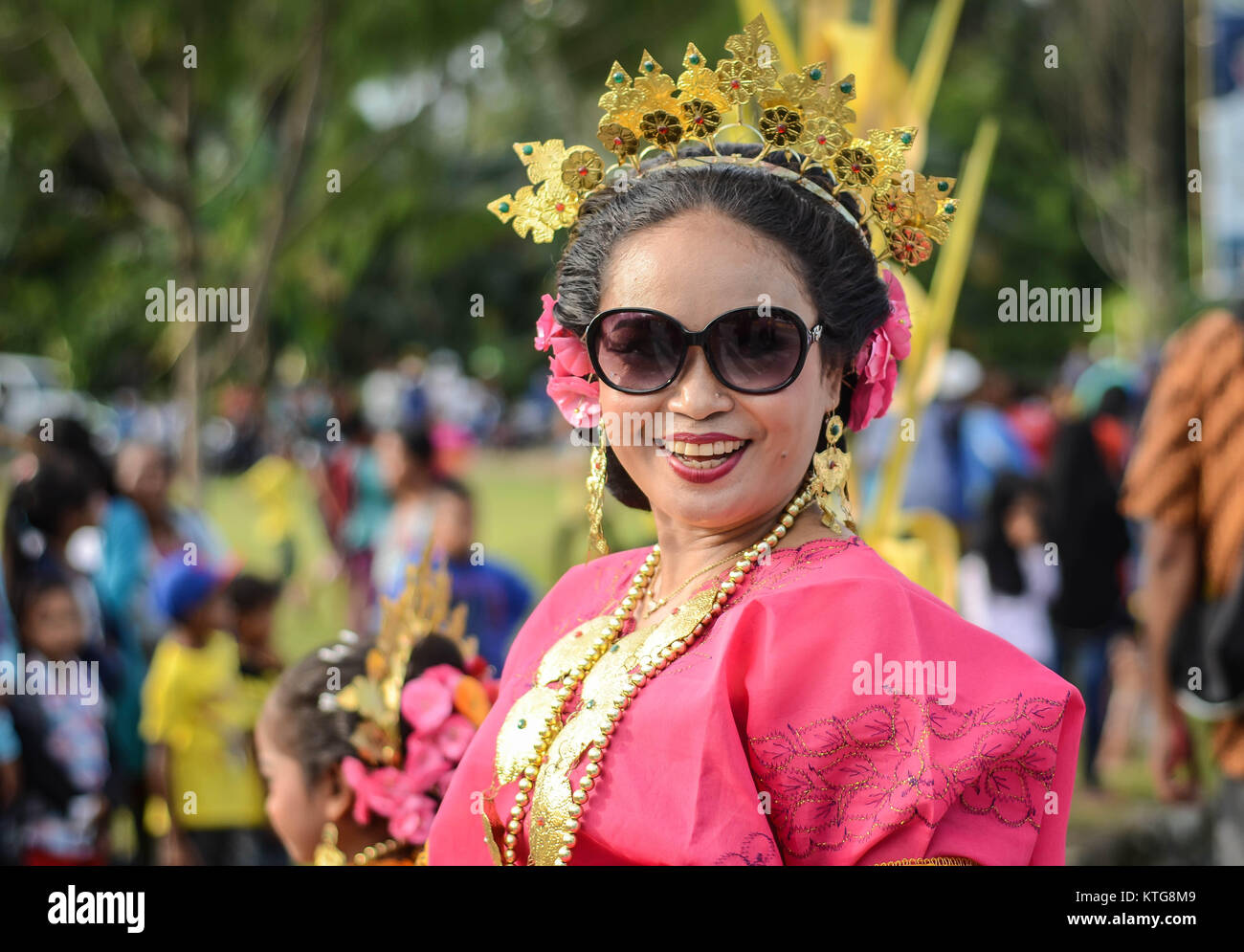 Sulawesi moderna donna in abiti tradizionali vestiti di Bugis Foto Stock