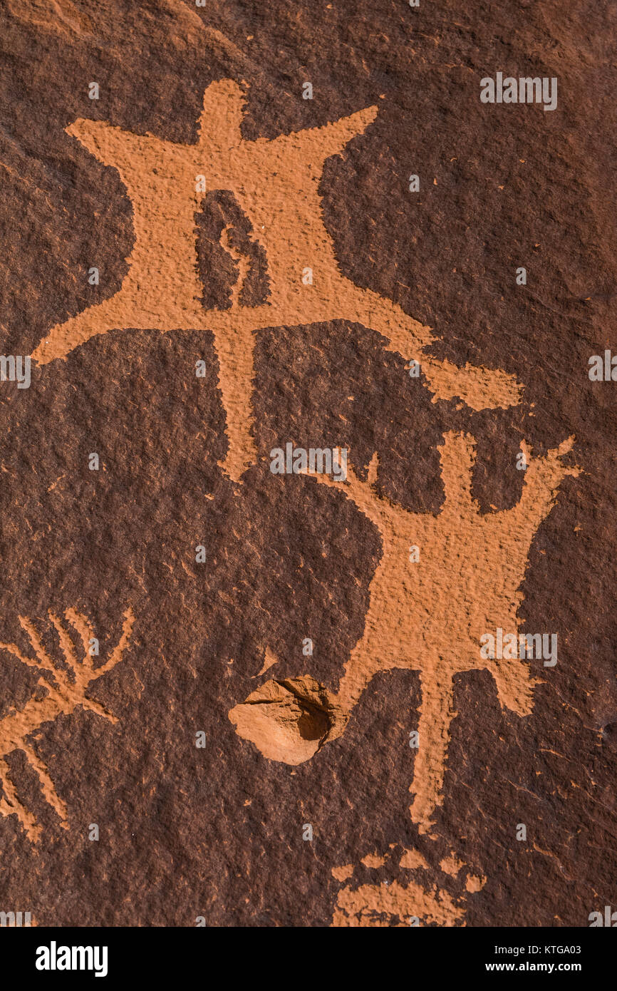 Incisioni rupestri a Newspaper Rock vicino a Indian Creek National Monument, precedentemente parte di orsi orecchie monumento nazionale, Southern Utah, Stati Uniti d'America Foto Stock