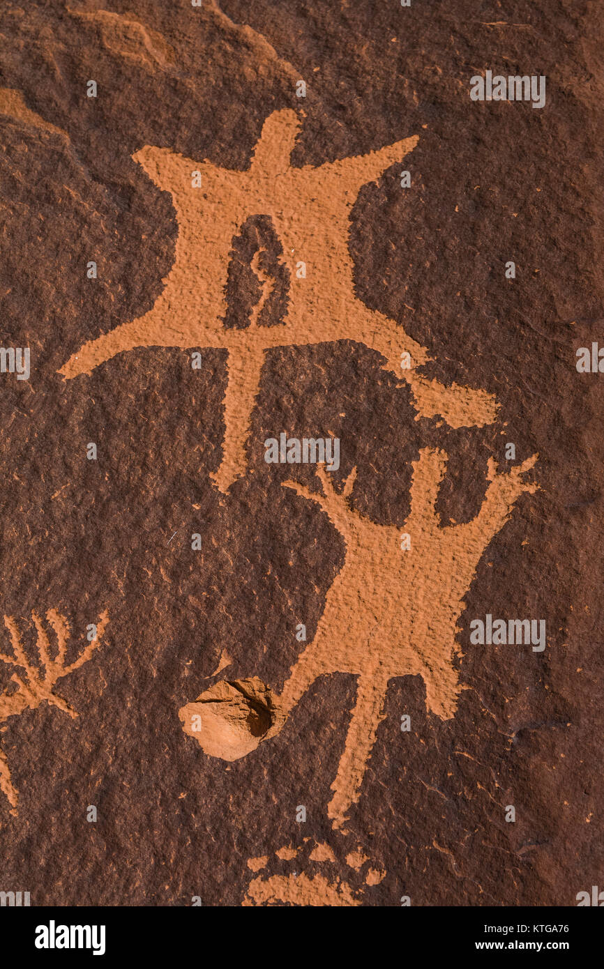 Incisioni rupestri a Newspaper Rock vicino a Indian Creek National Monument, precedentemente parte di orsi orecchie monumento nazionale, Southern Utah, Stati Uniti d'America Foto Stock