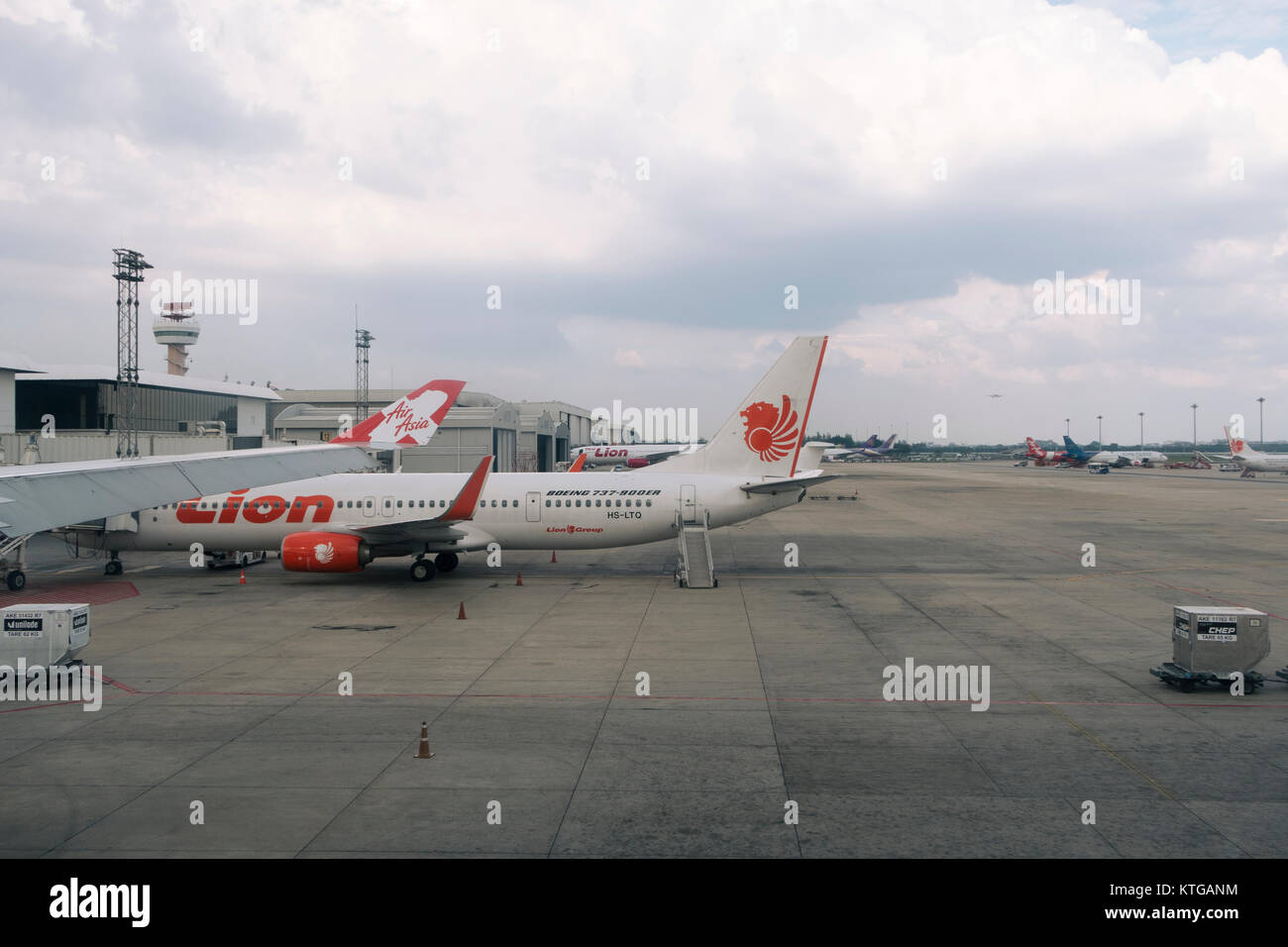 Don Muang Aeroporto Internazionale visto dal sedile passeggero di AirAsia X prima della partenza. Foto Stock