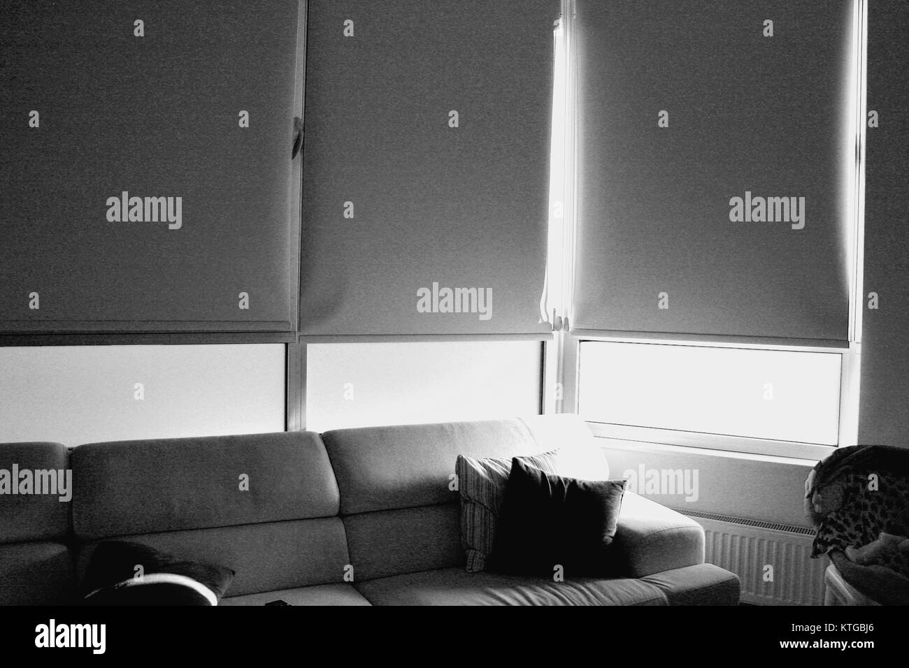 Home decorazione con divano e persiane Foto Stock