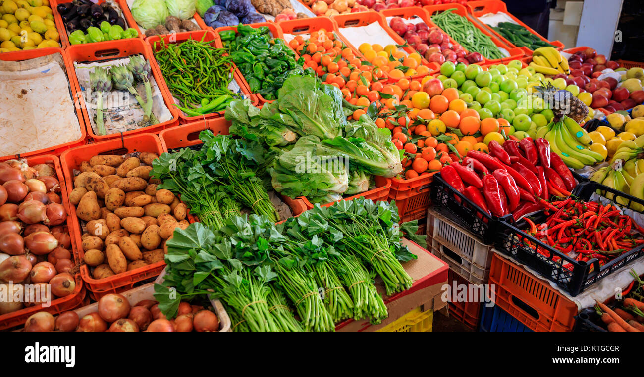Varietà di frutta e verdura fresche in vendita in un mercato in Nicosia Cipro. Primo piano con i dettagli. Foto Stock