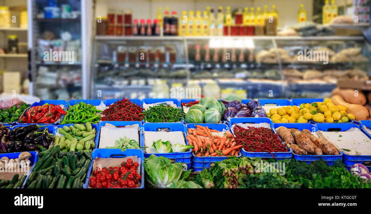 Ortaggi freschi visualizzato sul supermercato caselle. Primo piano con i dettagli. Sfondo sfocato. Foto Stock
