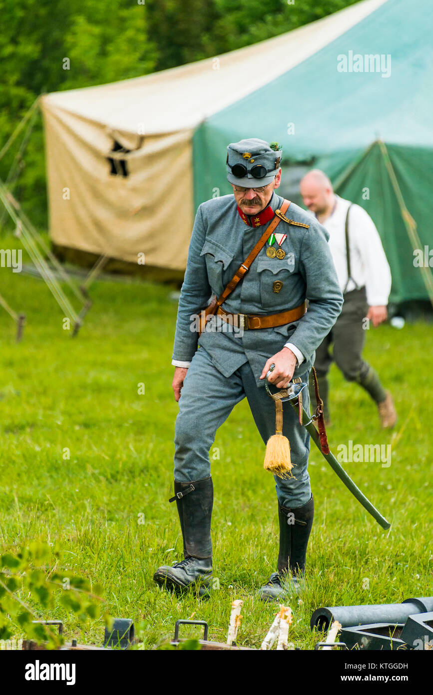 Snina, Slovacchia - 28 Maggio 2016: militare ricostruzione storica di battaglie della Prima Guerra Mondiale Karpaty 1914/1916. Partecipante del caso si aspetta di inizio Foto Stock