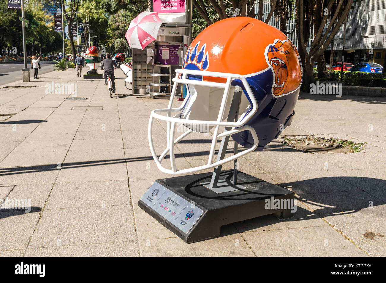 REFORMA AVENUE, Città del Messico, 13 novembre 2017 - sfera di NFL Parade 2017 in occasione della partita tra i patrioti e i predatori a Stadio Azteca. Foto Stock