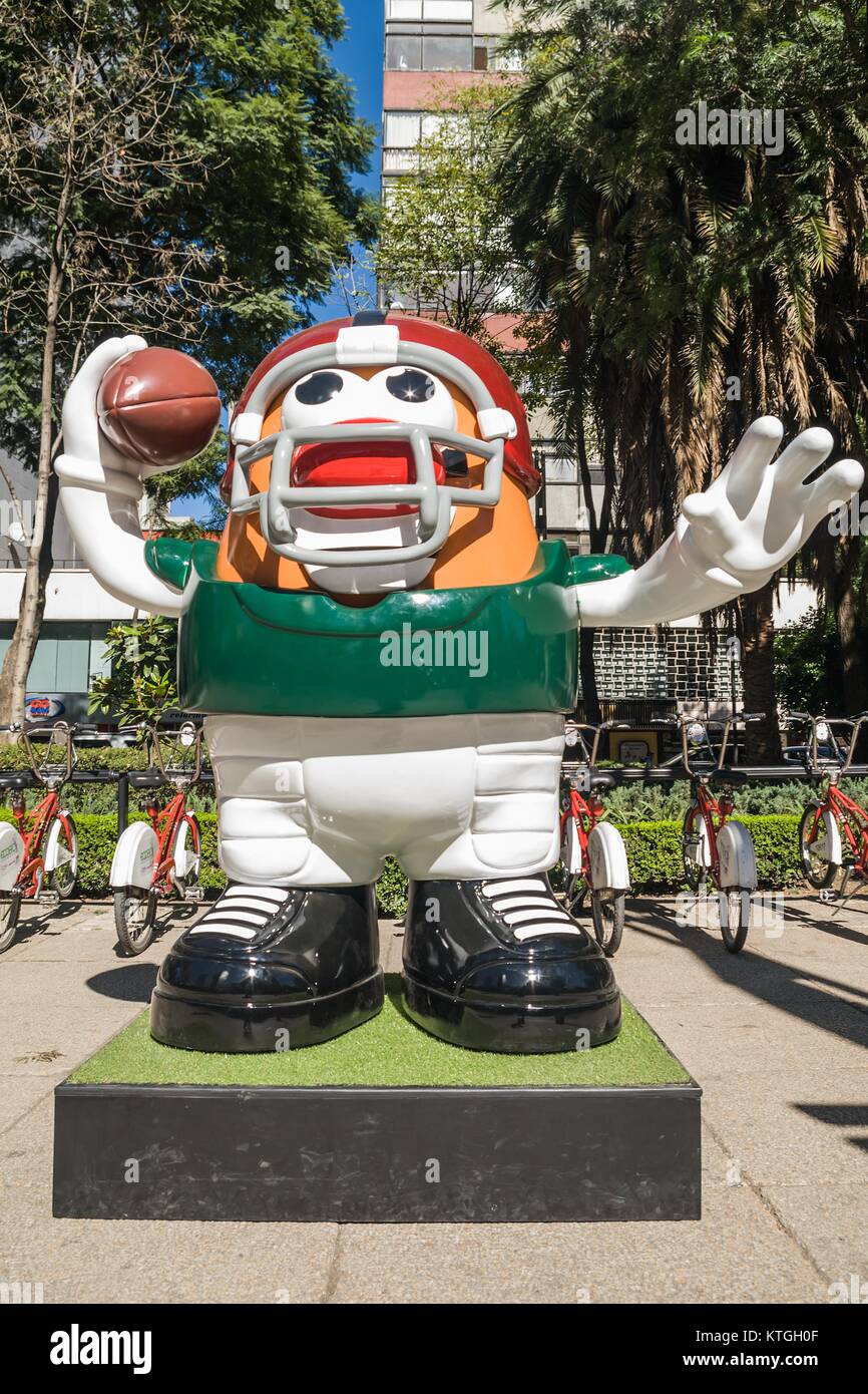 REFORMA AVENUE, Città del Messico, 13 novembre 2017 - sfera di NFL Parade 2017 in occasione della partita tra i patrioti e i predatori a Stadio Azteca. Foto Stock