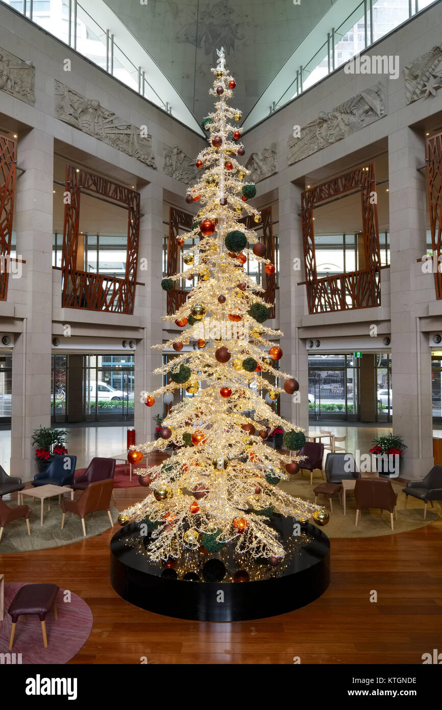 Albero di Natale decorato all'interno di un edificio aziendale nel CBD di Sydney, Australia Foto Stock