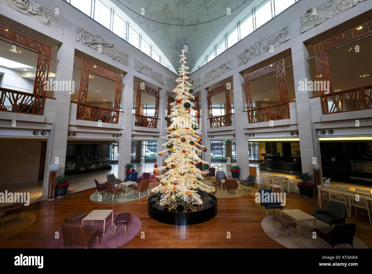 Albero di Natale decorato all'interno di un edificio aziendale nel CBD di Sydney, Australia Foto Stock