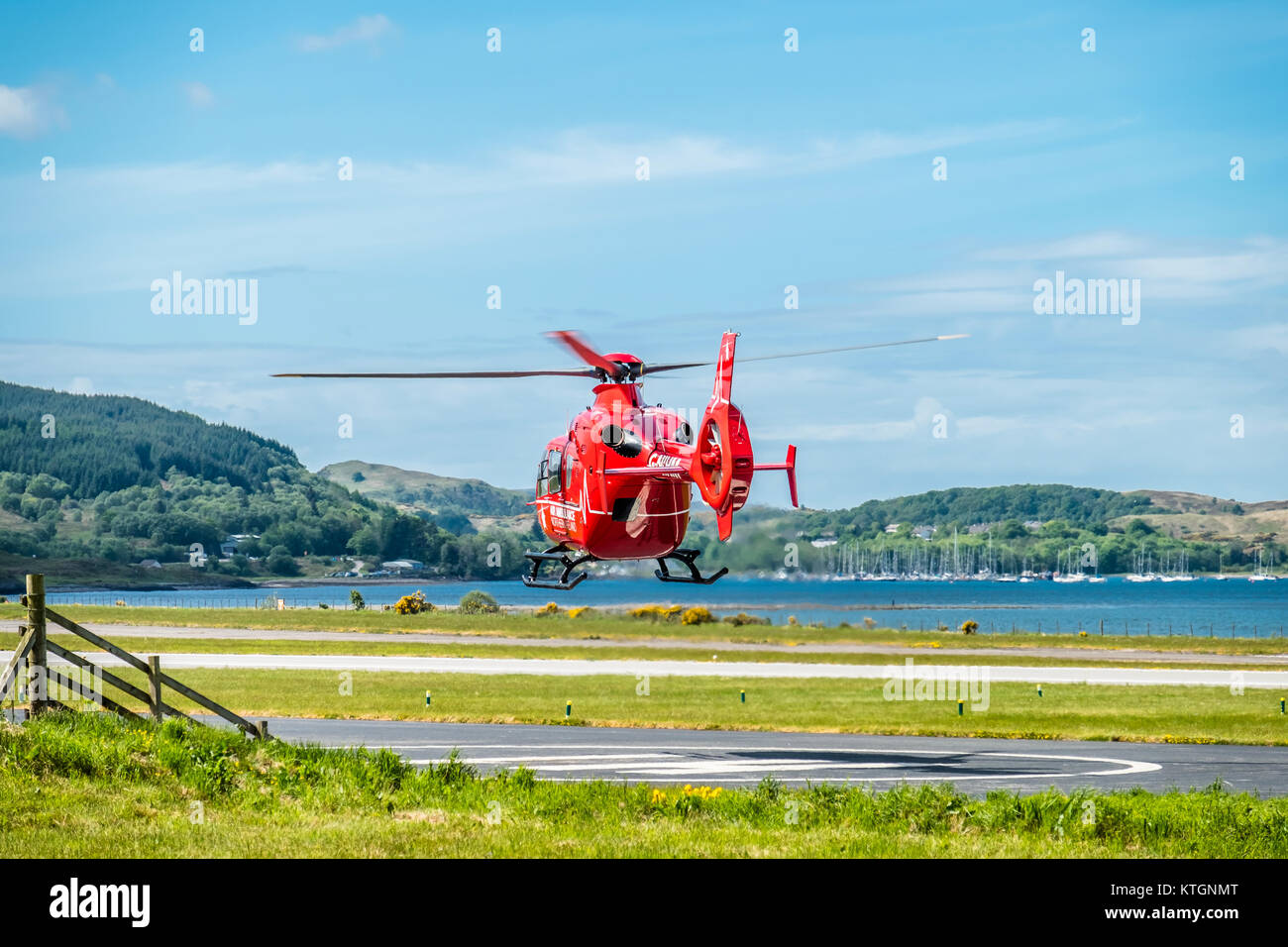 OBAN / Scozia - 17 Maggio 2017: Rosso Air Ambulance elicotteri iniziando a volare in Irlanda Foto Stock