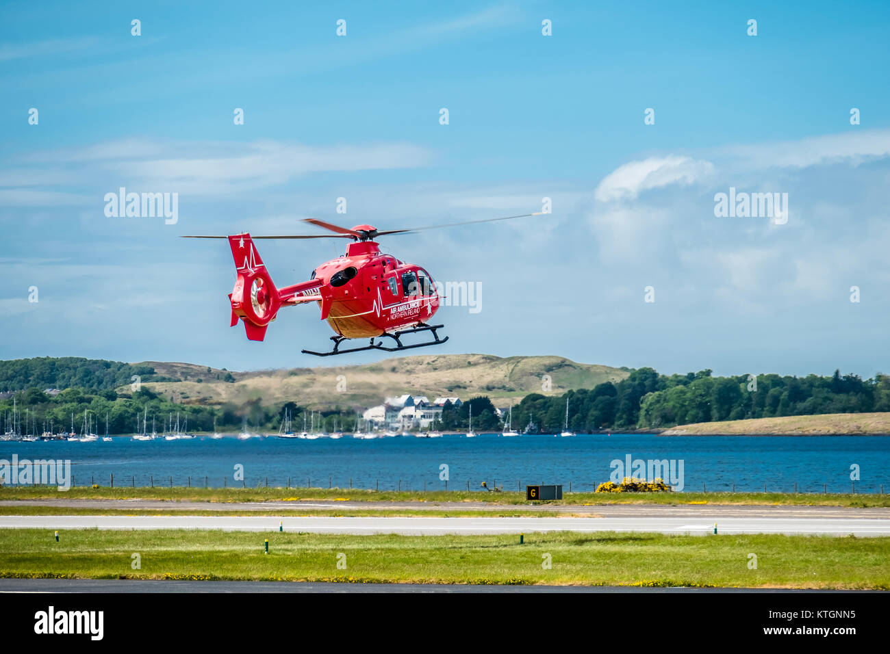 OBAN / Scozia - 17 Maggio 2017: Rosso Air Ambulance elicotteri iniziando a volare in Irlanda Foto Stock