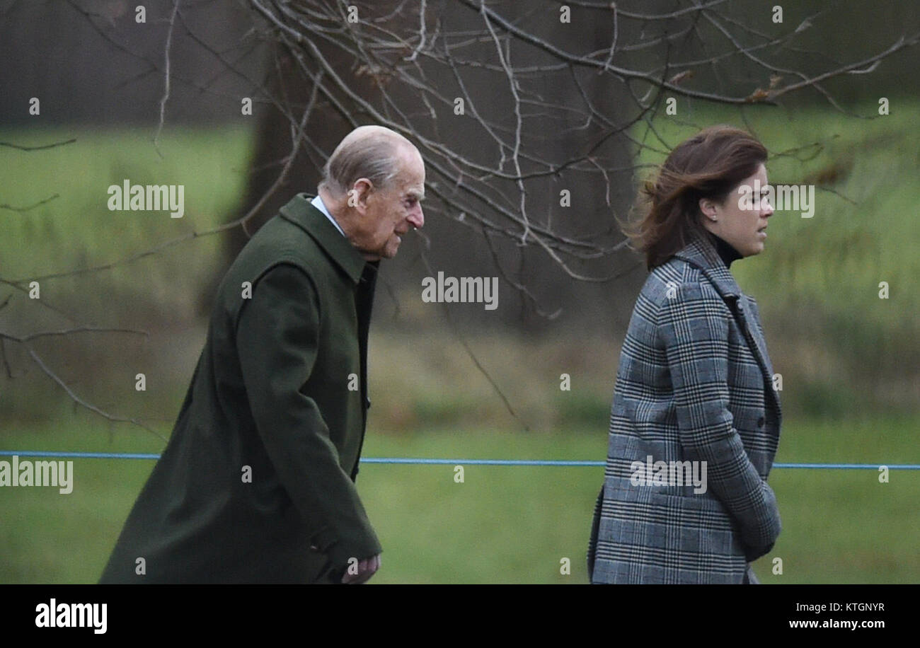 Il Duca di Edimburgo e la principessa Eugenie arrivando a frequentare un tempestivo servizio in chiesa a Santa Maria Maddalena Chiesa di Sandringham, Norfolk. Foto Stock