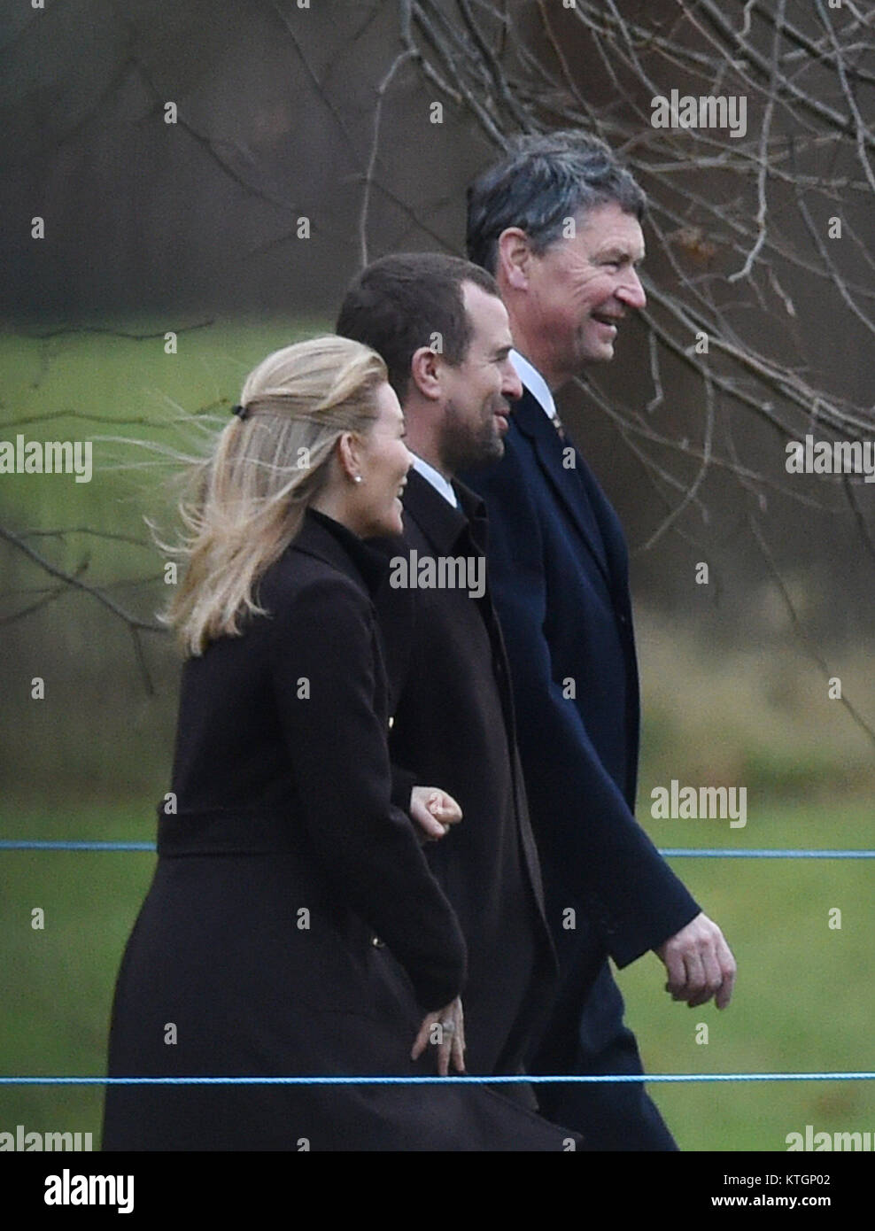 (Sinistra-destra) Autunno Phillips, Peter Phillips e Sir Timothy Laurence arrivando a frequentare un tempestivo servizio in chiesa a Santa Maria Maddalena Chiesa di Sandringham, Norfolk. Foto Stock