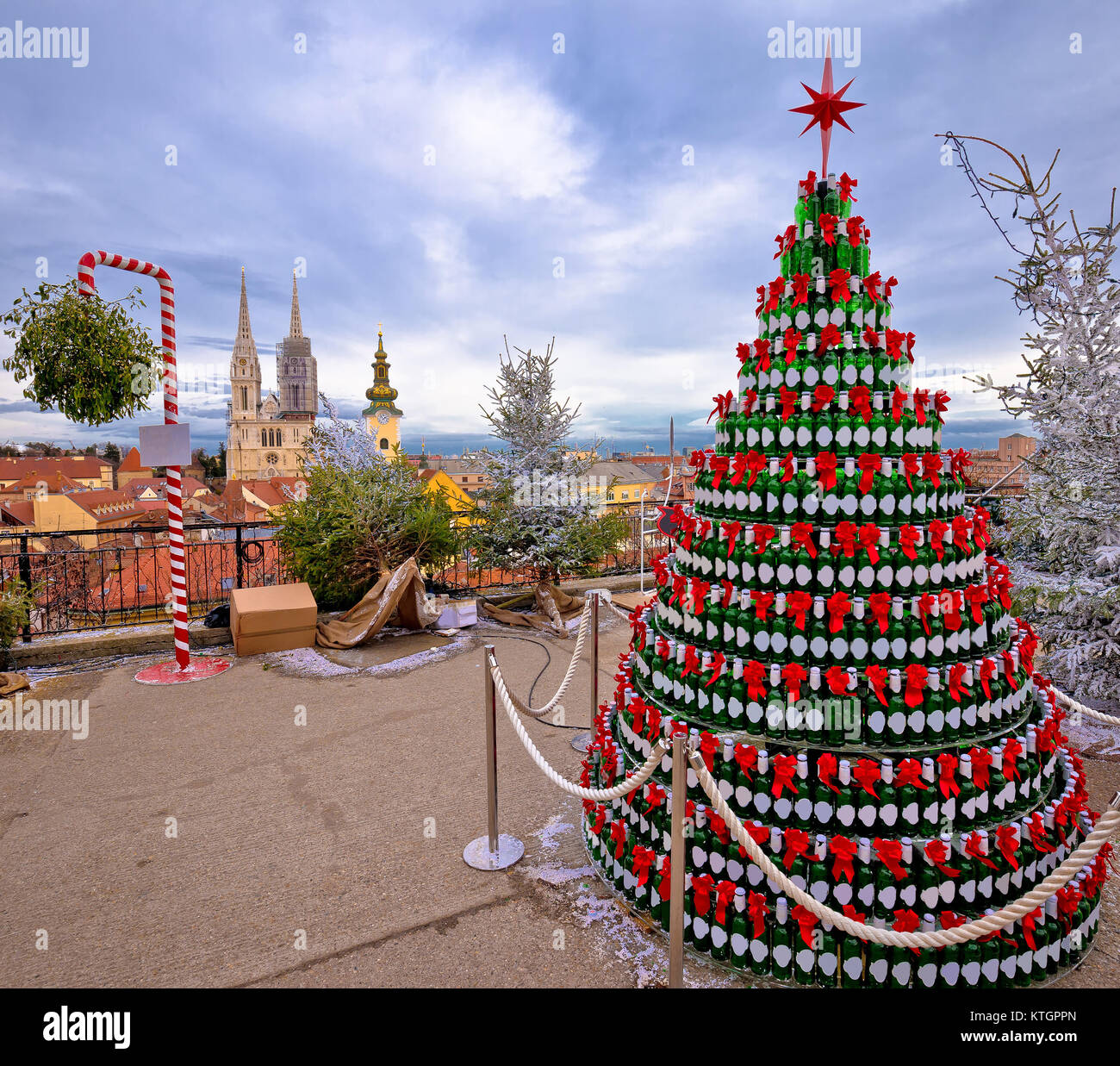 Zagabria albero di Natale e i punti di interesse visualizzare sulla avvento marcatore di città alta, capitale della Croazia Foto Stock