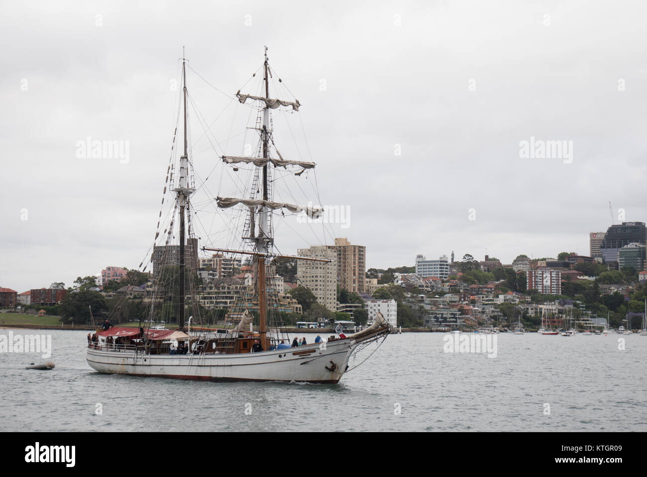 In barca a vela sul porto di Sydney Foto Stock