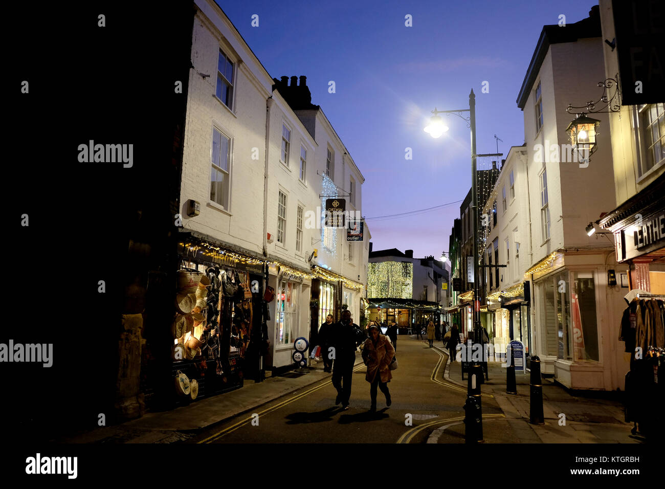 Città di Canterbury in serata con luci su Kent REGNO UNITO Dicembre 2017 Foto Stock