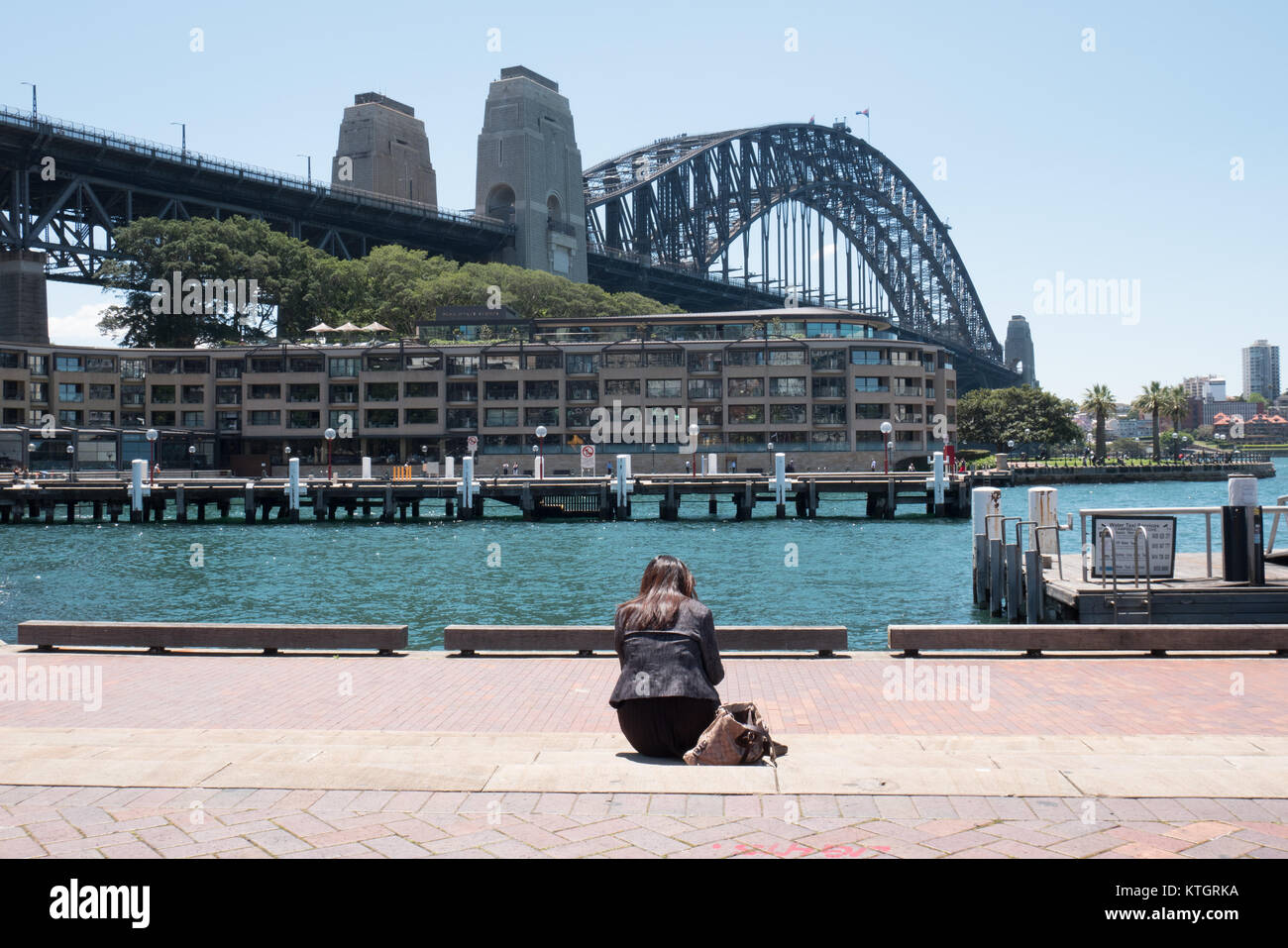 Sydney donna outdoor rilassante Foto Stock
