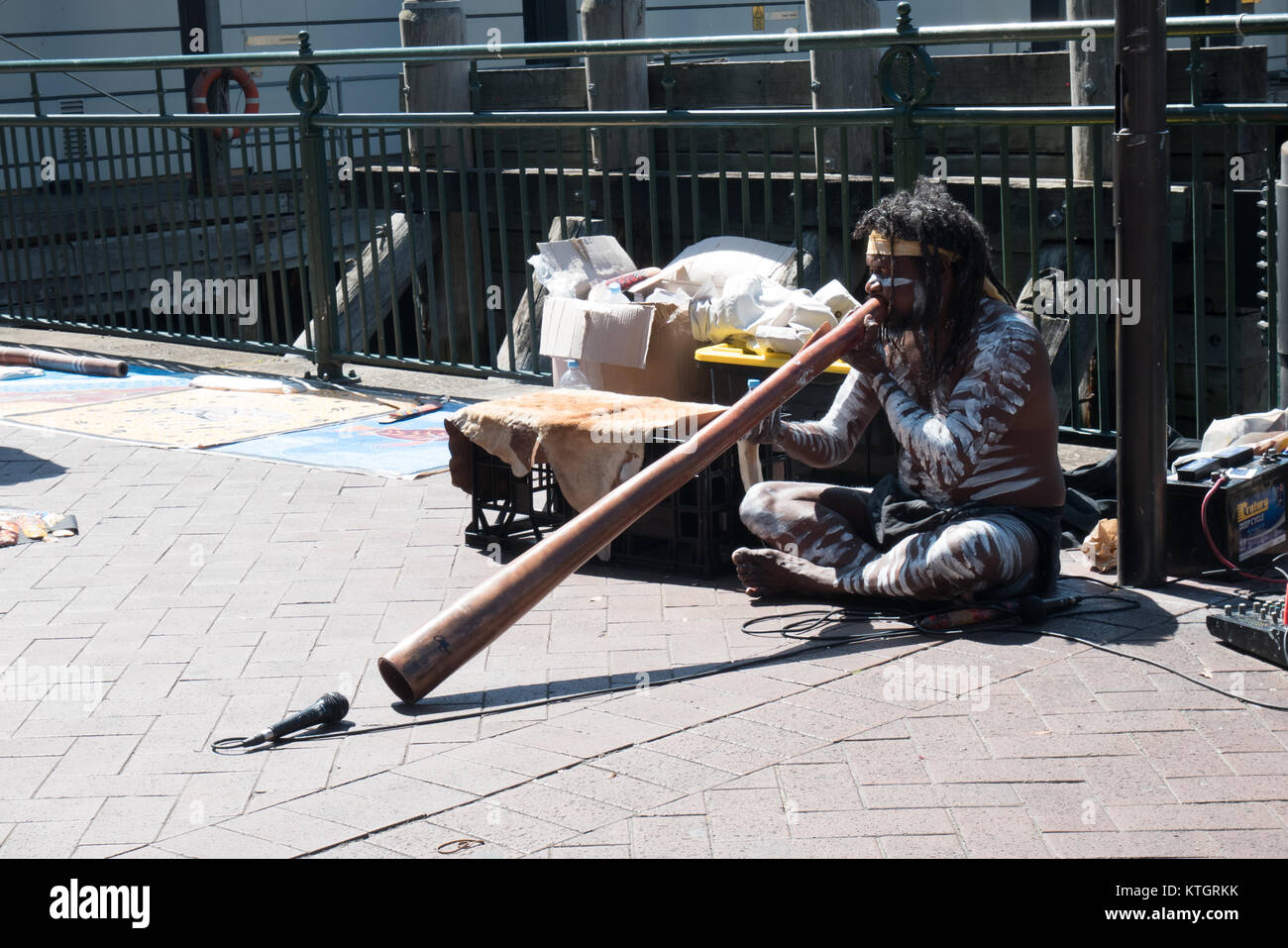 Presto l'uomo gioca didgeridoo a Sydney Foto Stock