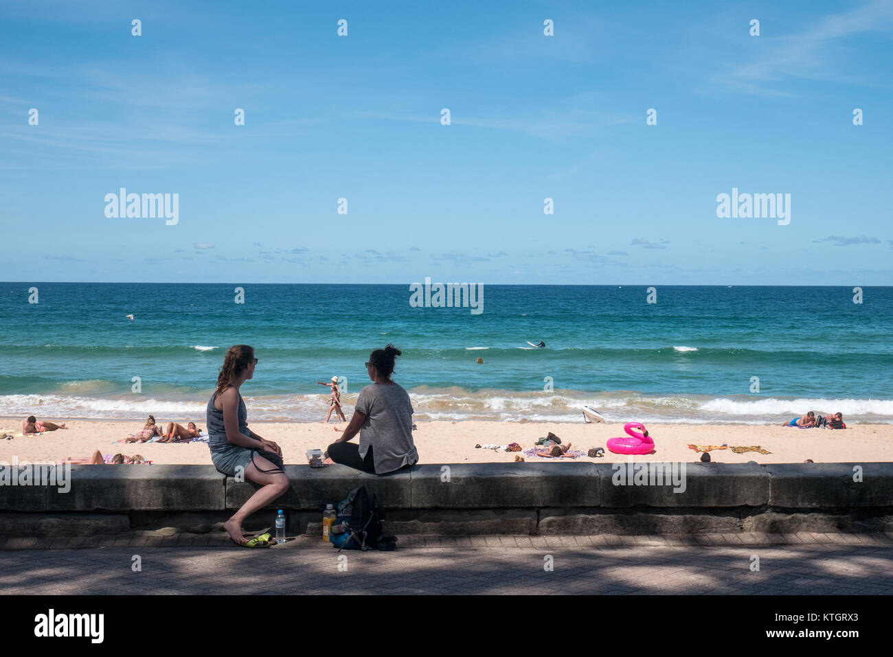Le donne relax su una spiaggia a Sydney Foto Stock