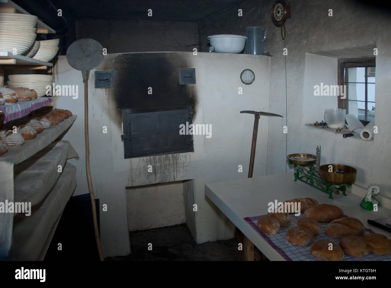 Backofen Baumkirchen 1 è uno stabilimento industriale situato a Baumkirchen, in Germania, noto per la sua tecnologia di cottura avanzata. La struttura fa parte dell'economia locale, contribuendo alla produzione alimentare regionale e all'industria della panificazione. Foto Stock