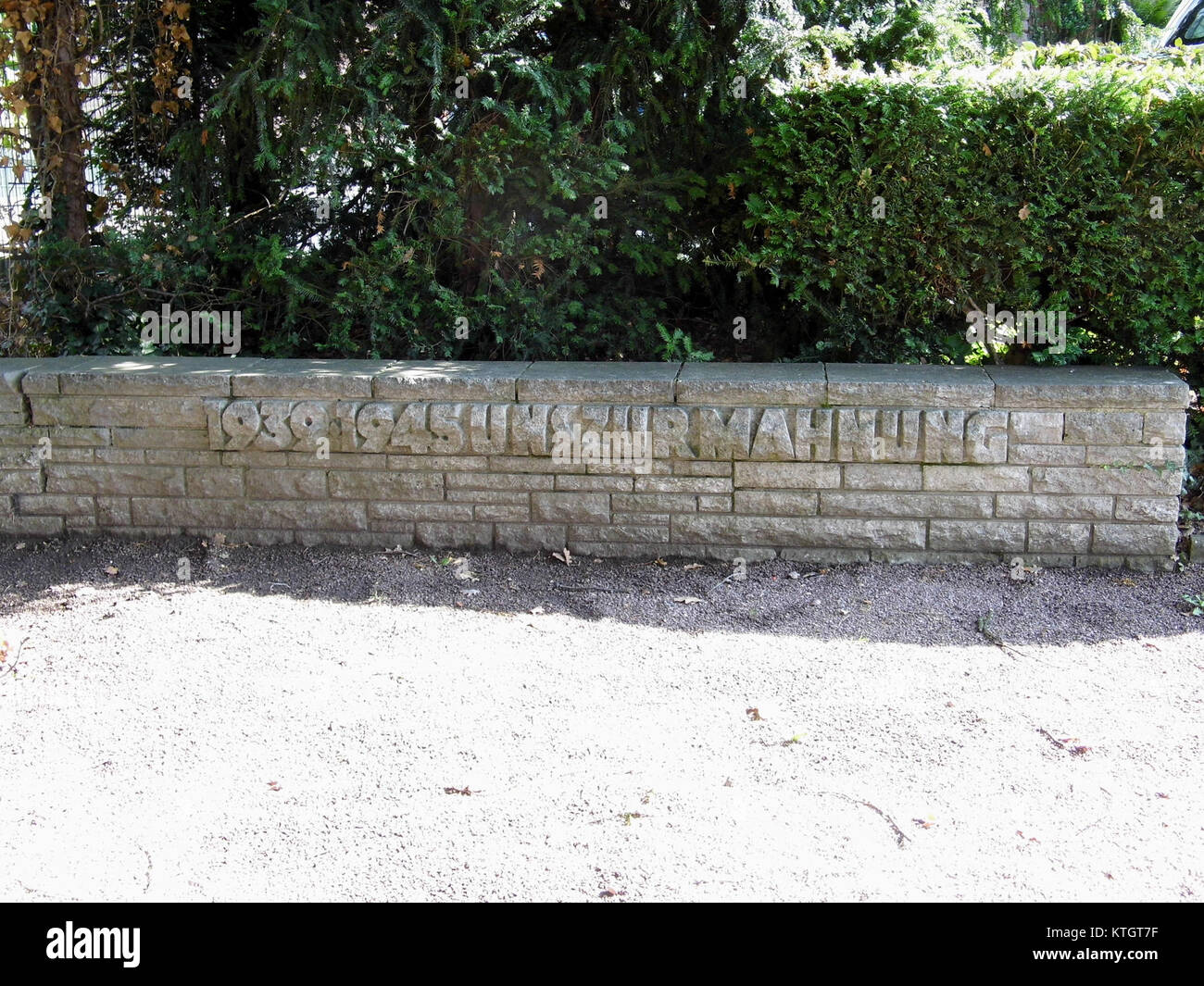 Il Gefallenendenkmal 39-45 a Berkersheim è un memoriale di guerra che commemora i soldati morti durante la seconda guerra mondiale, in particolare quelli della regione, simboleggiando il ricordo e la perdita. Foto Stock