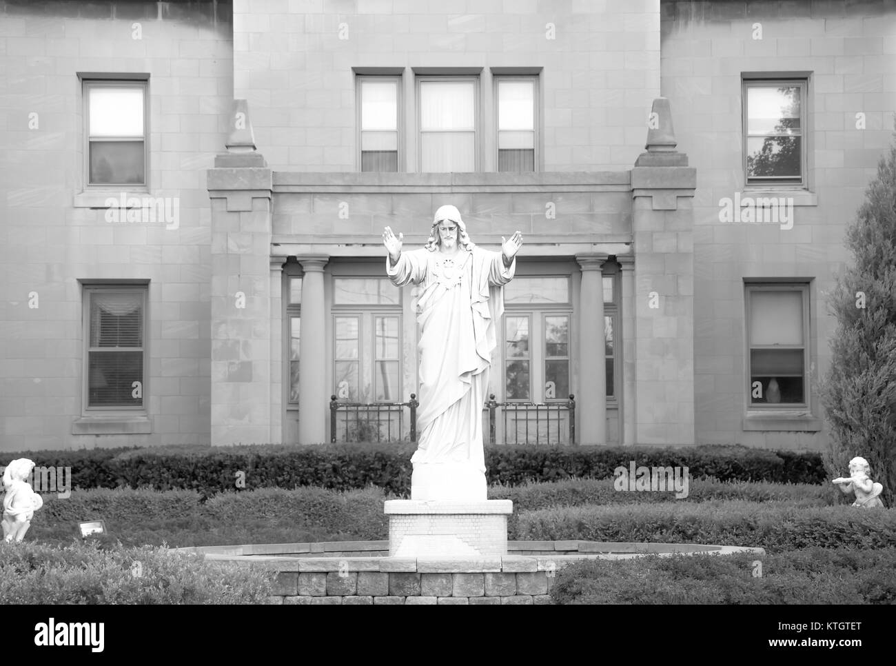 Bianco e nero stock foto della statua in marmo di Gesù Cristo nel cortile della chiesa di San Stanislao Vescovo e martire nel sud di Buffalo, New York Foto Stock